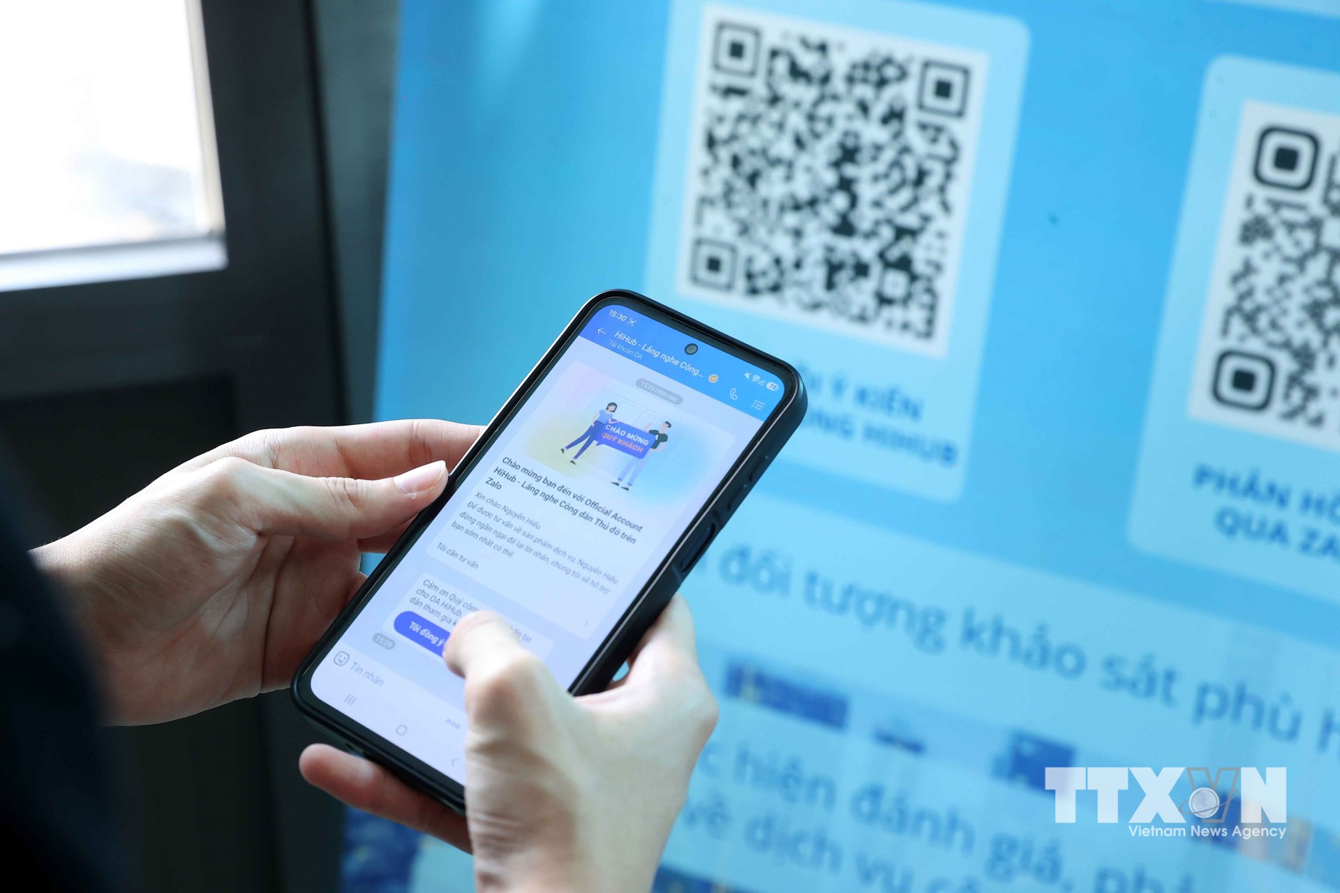 Việc lấy ý kiến đánh giá của người dân thông nhằm góp phần nâng cao chất lượng phục vụ, kéo gần khoảng cách giữa người dân, doanh nghiệp và chính quyền địa phương.(Ảnh: Văn Điệp/TTXVN)